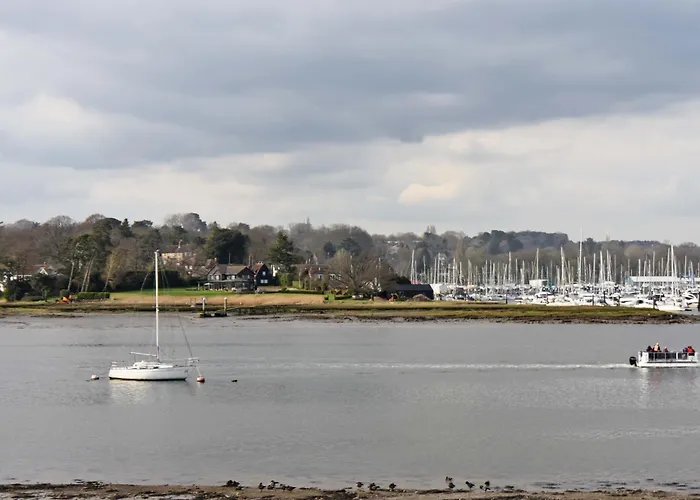 Brooklands Farm Hamble River Apartment With River Frontage And Garden