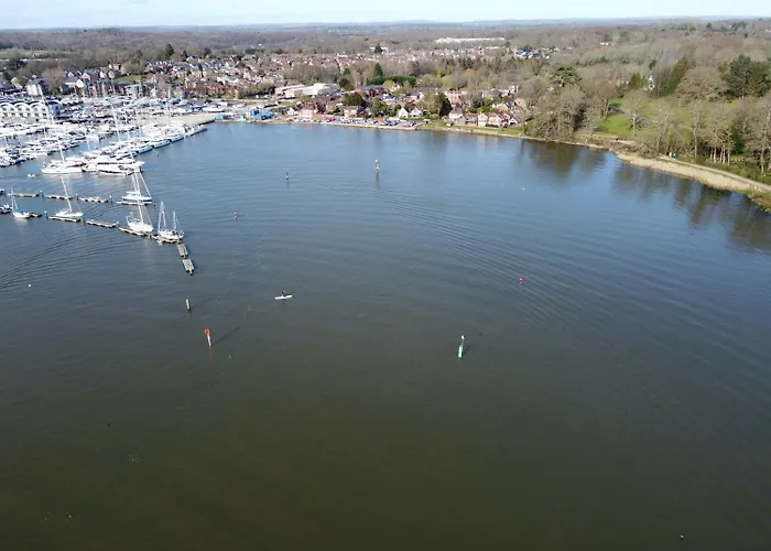 Brooklands Farm Hamble River Apartment With River Frontage And Garden