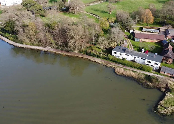 Brooklands Farm Hamble River Apartment With River Frontage And Garden